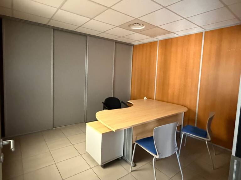 Local/bureau à louer SALON DE PROVENCE (13) — photo 1