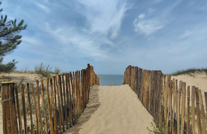 RONCE LES BAINS - ACCES PLAGE - VUE MER — photo 3
