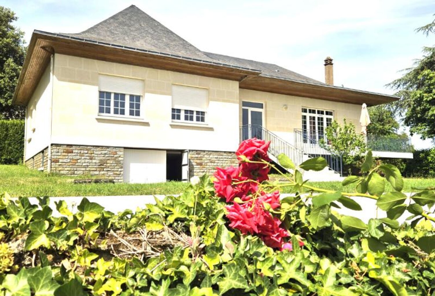 Charme traditionnel et beaux volumes pour cette maison familiale à flanc de coteaux — photo 1