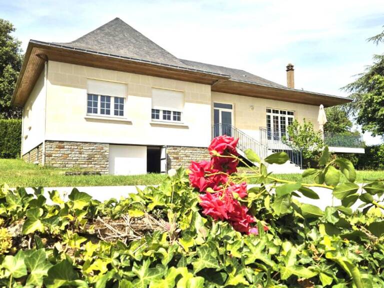 Charme traditionnel et beaux volumes pour cette maison familiale à flanc de coteaux — photo 1