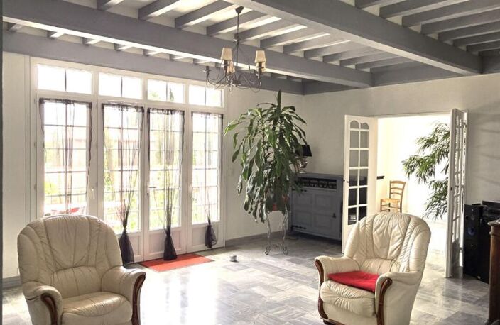Charme traditionnel et beaux volumes pour cette maison familiale à flanc de coteaux — photo 3