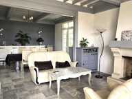 Charme traditionnel et beaux volumes pour cette maison familiale à flanc de coteaux — photo 4