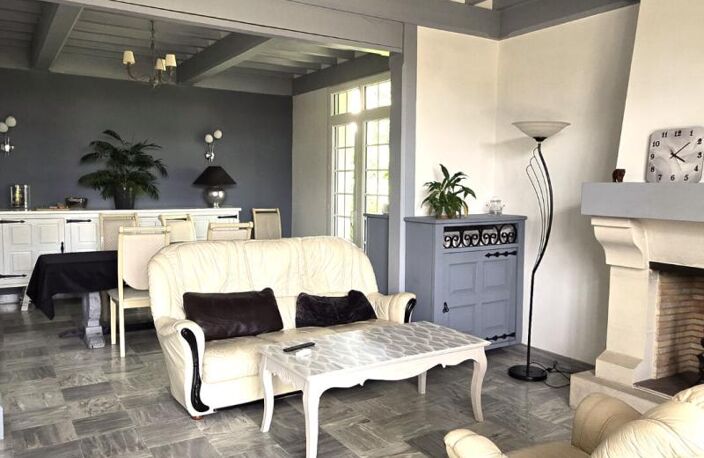 Charme traditionnel et beaux volumes pour cette maison familiale à flanc de coteaux — photo 4