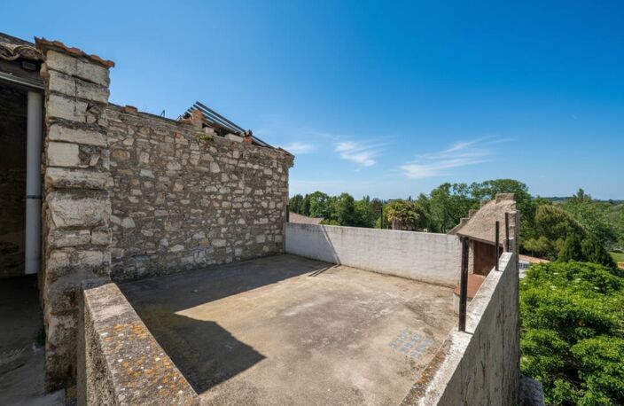 Maison de village avec garage 3 voitures, dépendances, caves et vastes terrasses — photo 3
