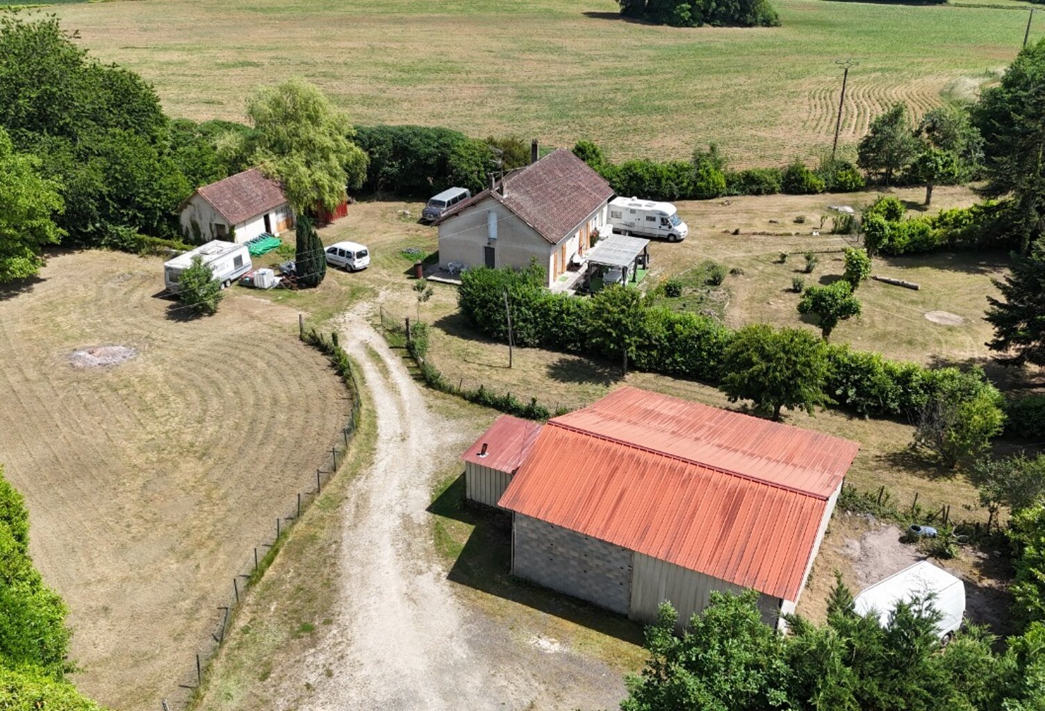 MAISON DE PLAIN-PIED 2 CHAMBRES + GARAGE + PETITE MAISON DE 40M² + GRAND GARAGE DE 120M², LE TOUT SUR UN TERRAIN DE 5 634M² ENVIRON CLOS.  — photo 1
