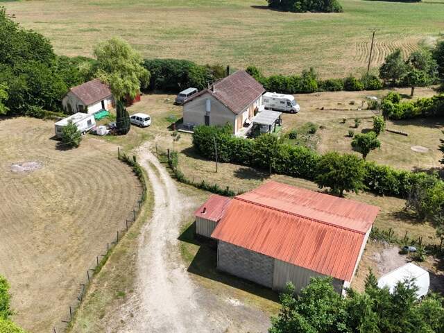 MAISON DE PLAIN-PIED 2 CHAMBRES + GARAGE + PETITE MAISON DE 40M² + GRAND GARAGE DE 120M², LE TOUT SUR UN TERRAIN DE 5 634M² ENVIRON CLOS. — photo du bien