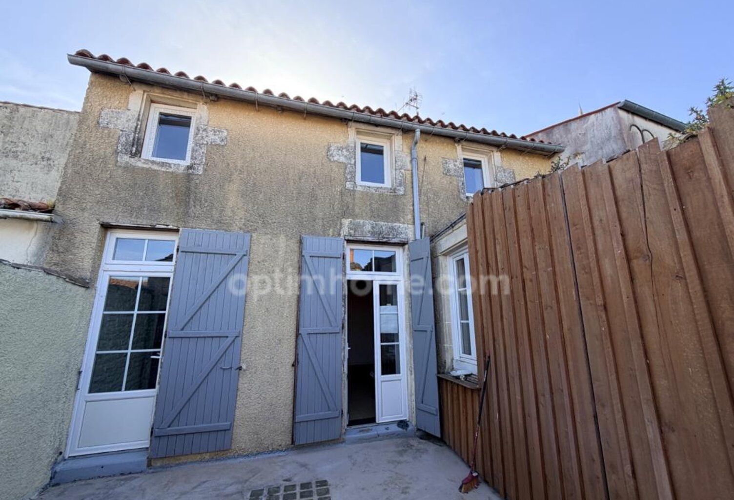 IMMEUBLE DE RAPPORT CLÉ EN MAIN EN PLEIN CENTRE de Marans  17230 — photo 1