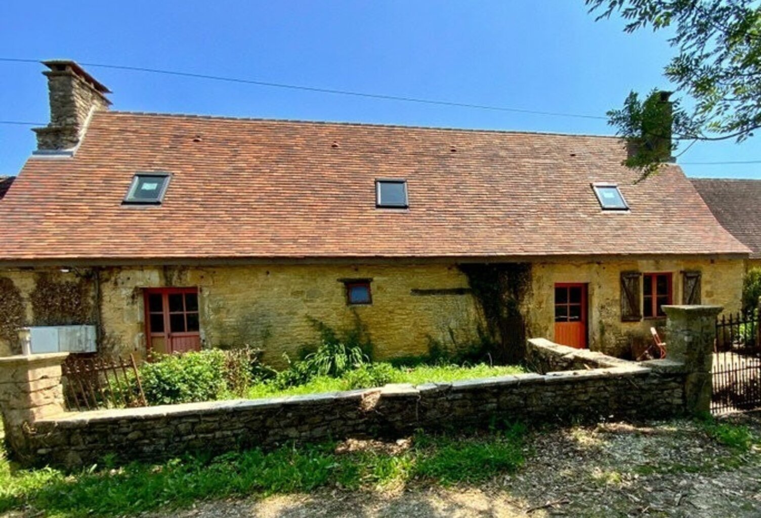 Maison composée de deux parties à vendre 5 pièces LA CHAPELLE AUBAREIL (24) — photo 1
