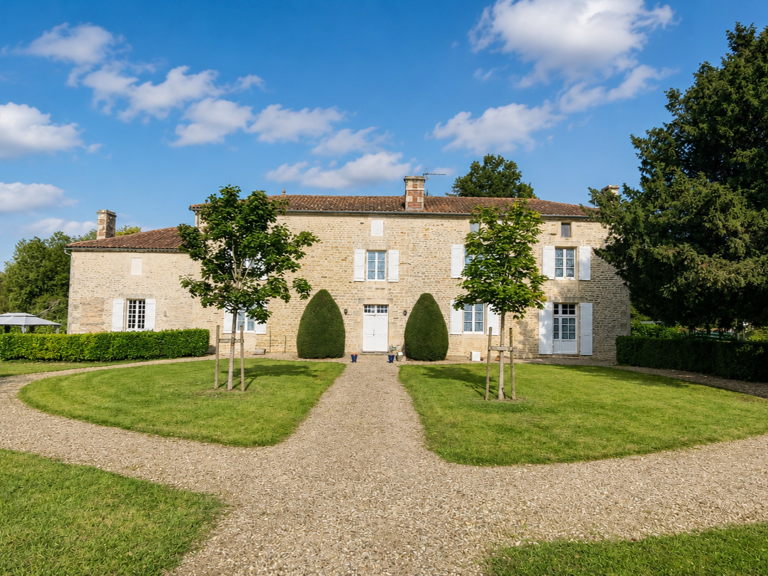 Belle propriété à seulement 5 minutes de Mansle — photo 1