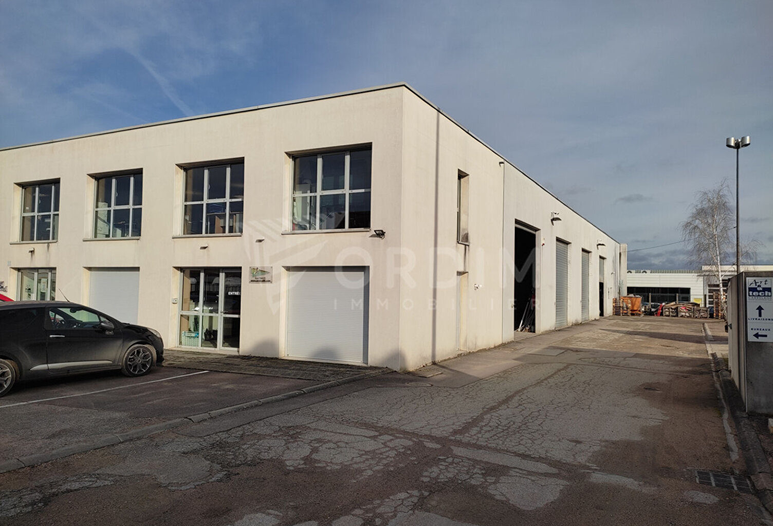 AUXERRE - LOCAL D'ACTIVITE - BUREAUX 104M² - DEPOT 238M² + MEZZANINE - TERRAIN PRIVATIF  200M² — photo 1
