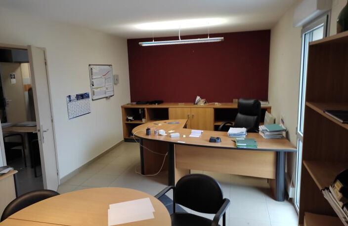 AUXERRE - LOCAL D'ACTIVITE - BUREAUX 104M² - DEPOT 238M² + MEZZANINE - TERRAIN PRIVATIF  200M² — photo 2