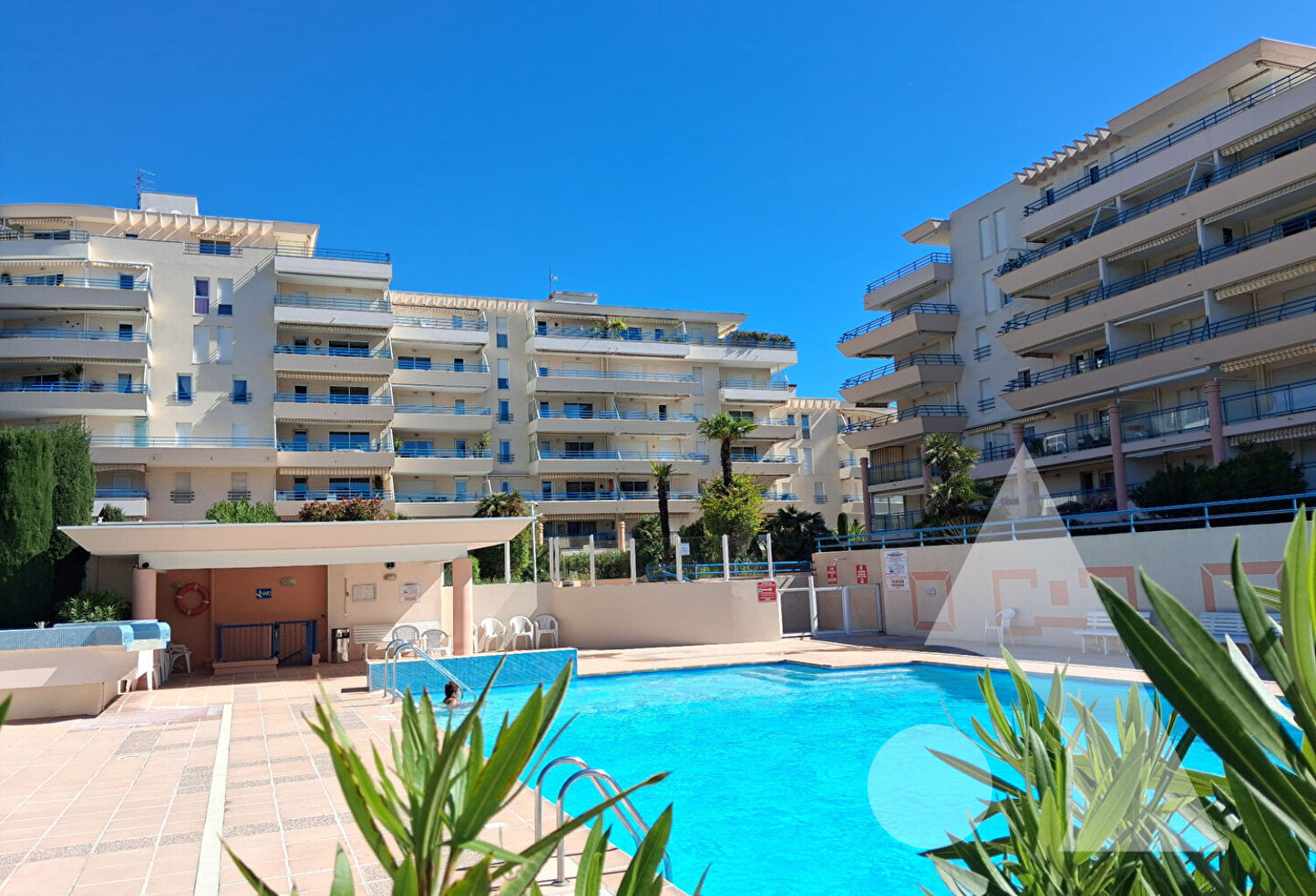 FRÉJUS PLAGE  T1 BIS AVEC COIN NUIT, PISCINE, PARKING — photo 1
