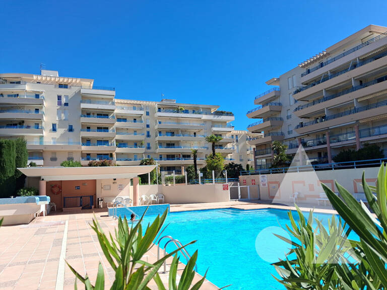 FRÉJUS PLAGE  T1 BIS AVEC COIN NUIT, PISCINE, PARKING — photo 1