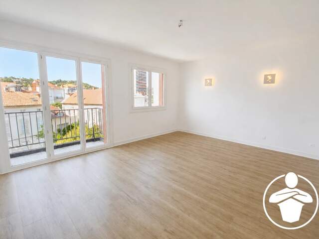 EN EXCLUSIVITÉ – T2 traversant de 55 m² avec balcons, entrée centrale et espace penderie – Proche du centre-ville d’Agen — photo du bien