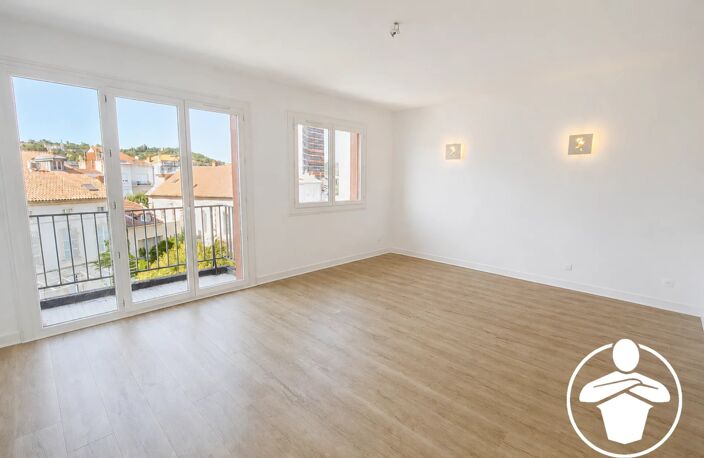 EN EXCLUSIVITÉ – T2 traversant de 55 m² avec balcons, entrée centrale et espace dressing – Proche du centre-ville d’Agen — photo 2