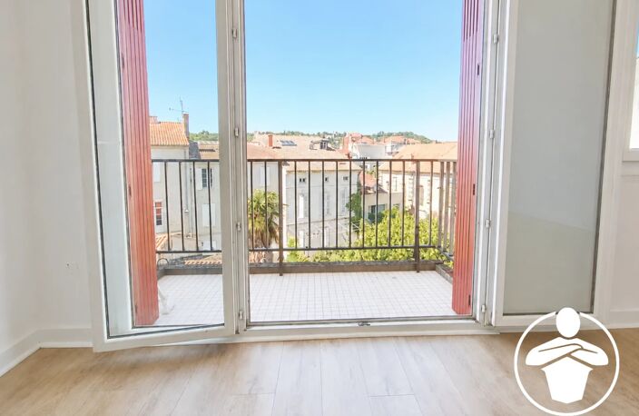 EN EXCLUSIVITÉ – T2 traversant de 55 m² avec balcons, entrée centrale et espace dressing – Proche du centre-ville d’Agen — photo 3