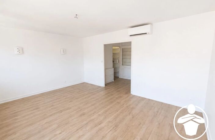 EN EXCLUSIVITÉ – T2 traversant de 55 m² avec balcons, entrée centrale et espace dressing – Proche du centre-ville d’Agen — photo 4
