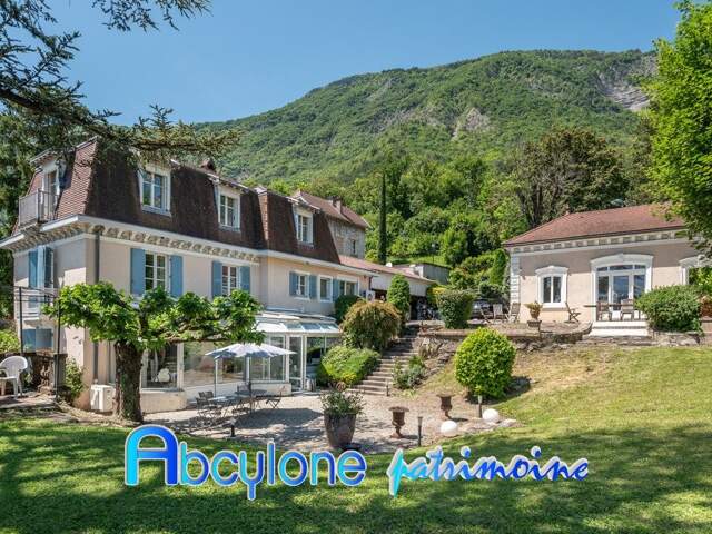 Maison de maître de 259 m² sur un terrain de 1940 m² — photo du bien
