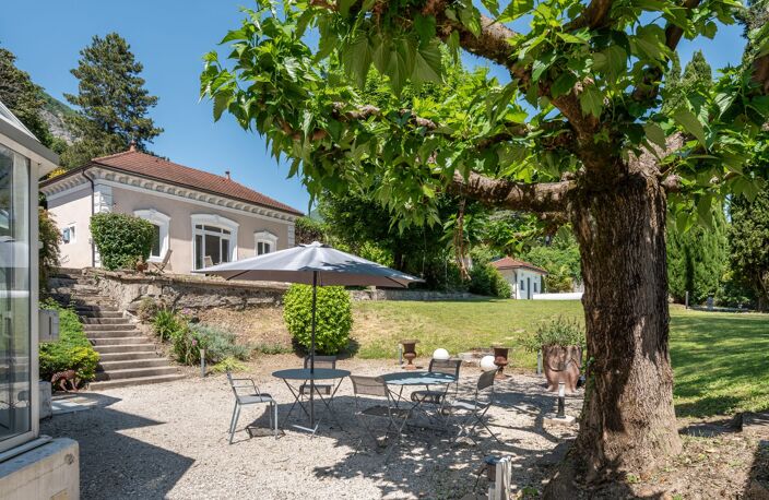Maison de maître de 259 m² sur un terrain de 1940 m² — photo 3