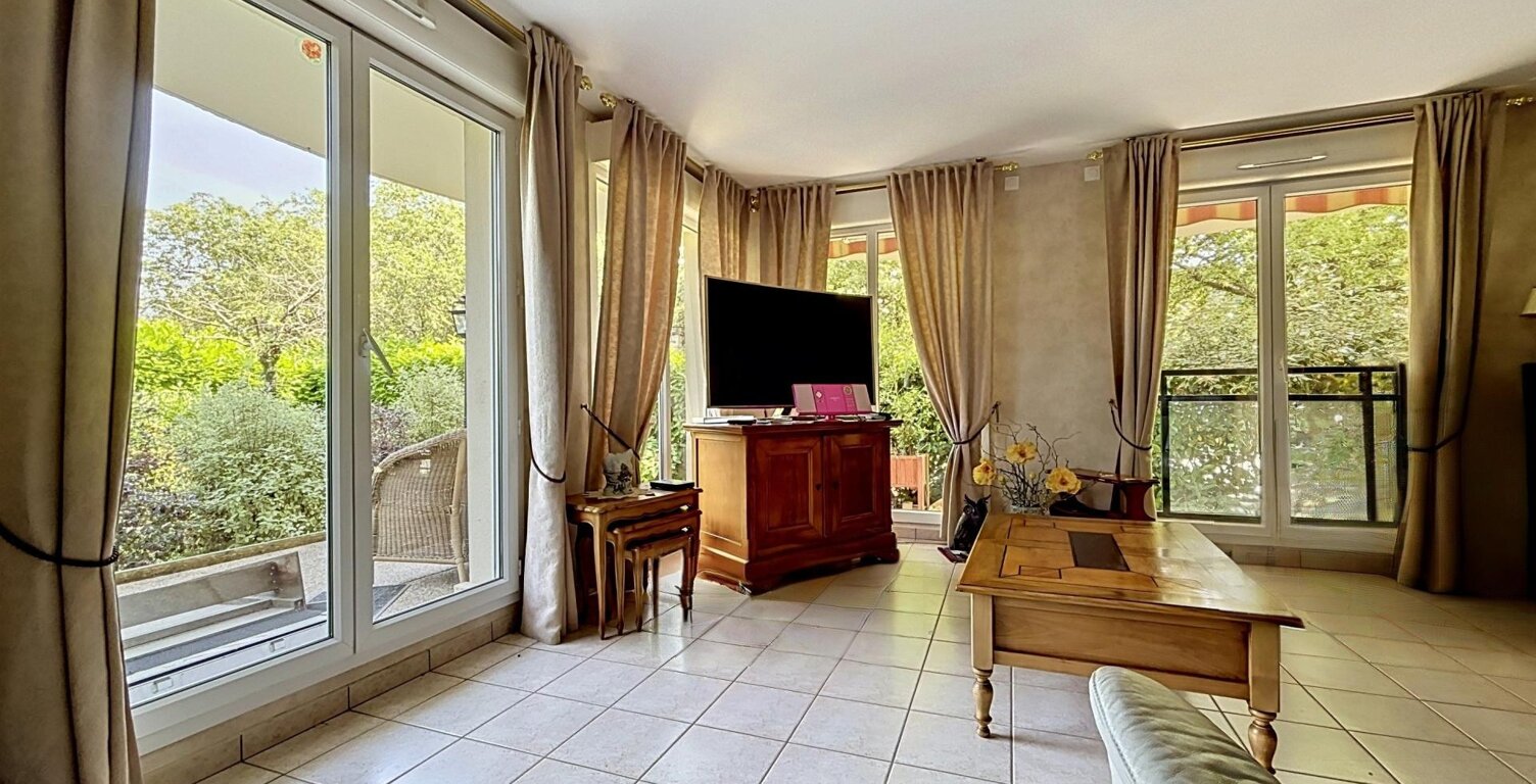 Rez de jardin de 101m2, terrasse, 2 parkings — photo 1