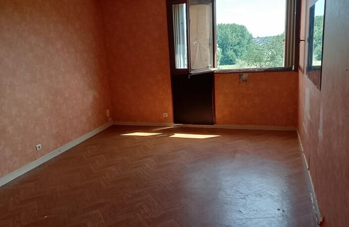 A saisir appartement de type 3,quartier calme dans la ville de Chateauroux,à rénover entiérement,travaux de copropriété prevu pour Septembre — photo 4