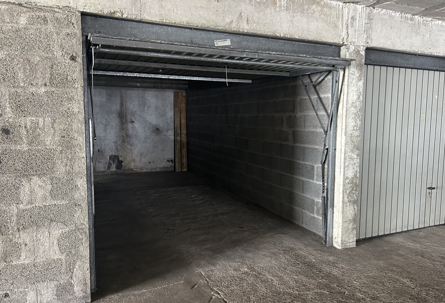 Garage à louer - quartier hotel de ville — photo 1