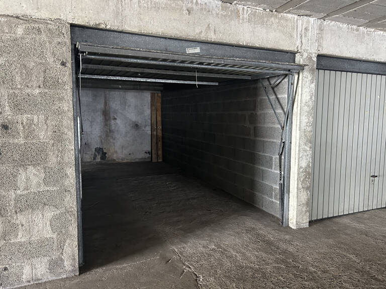 Garage à louer - quartier hotel de ville — photo 1