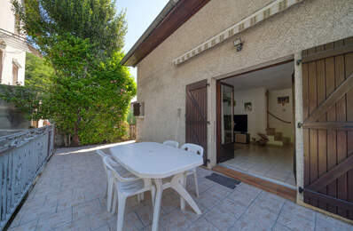 Maison individuelle, proches commodités avec garage double. — photo du bien