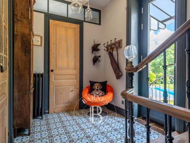 Collonges-au-Mont-d'Or - Maison de 236 m² - 5 chambres - Jardin 1556 m² - Piscine — photo du bien