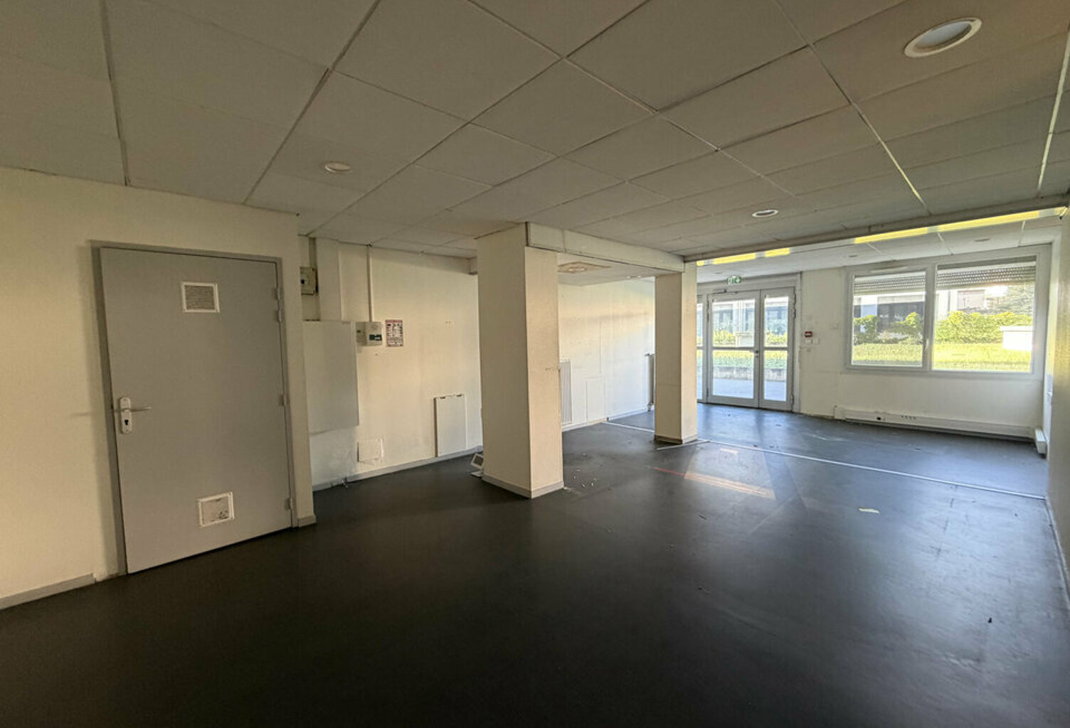 BUREAUX à LOUER — photo 1