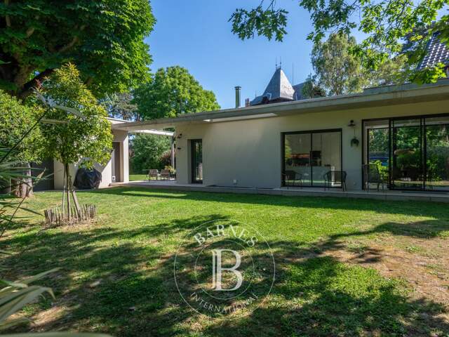 Champagne-au-Mont-d'Or - Maison 210 m² - 5/6 chambres - Jardin 1650 m² - Piscine — photo du bien
