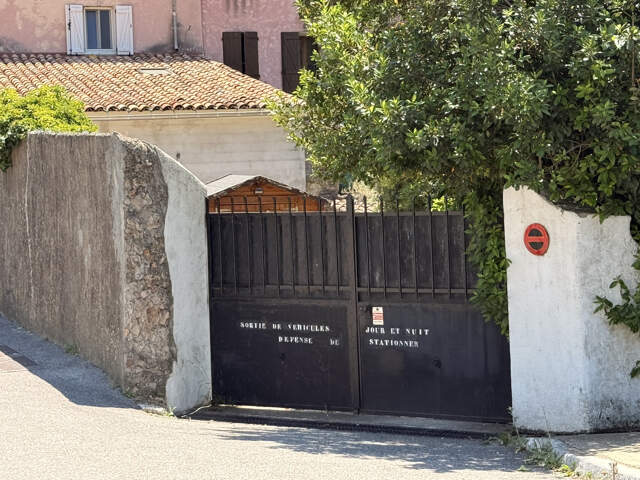 SOLLIES PONT - PLACE DE PARKING EXTERIEUR - 11 M2 — photo du bien