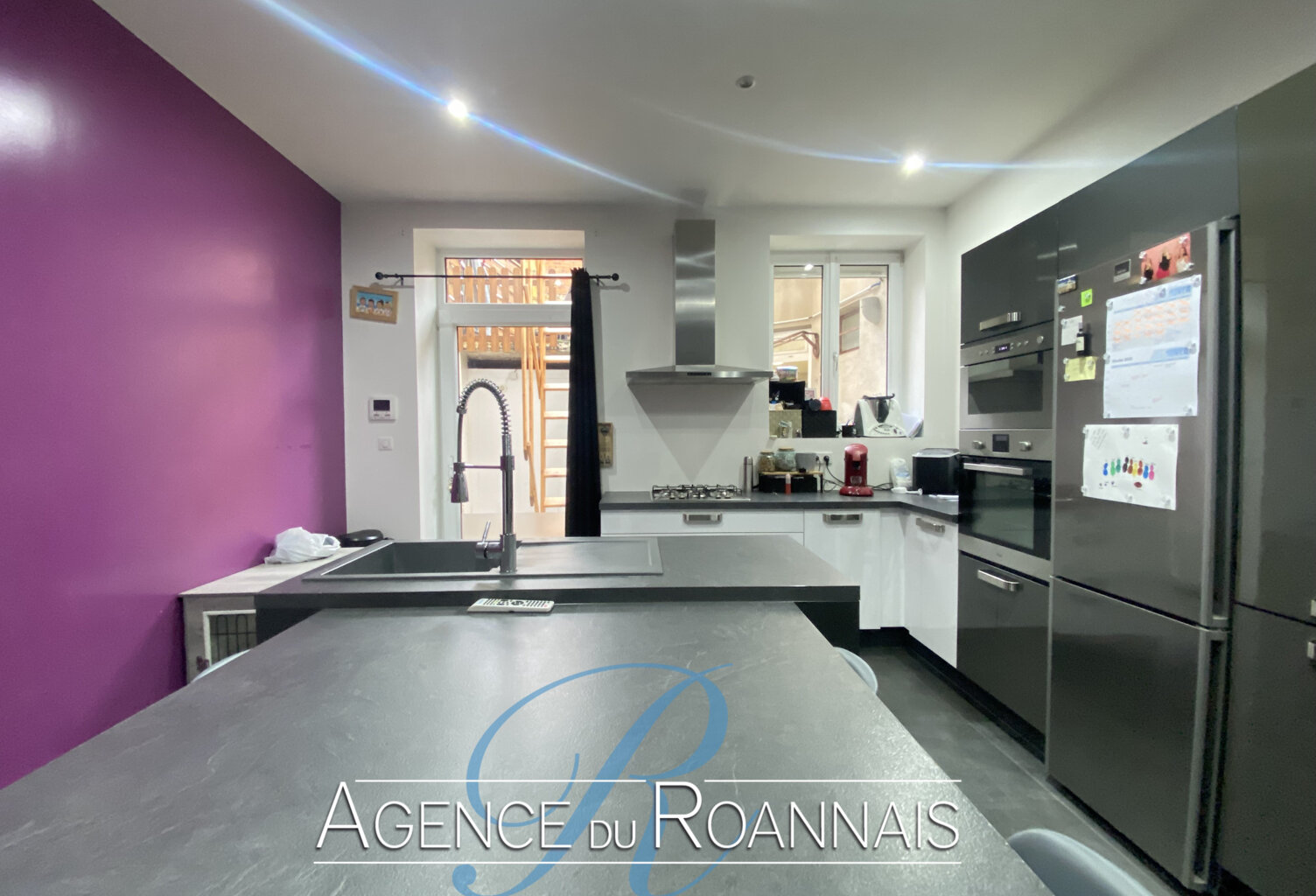 Maison de ville à vendre à CHARLIEU de 182.50m2 offrant 4 ch — photo 1