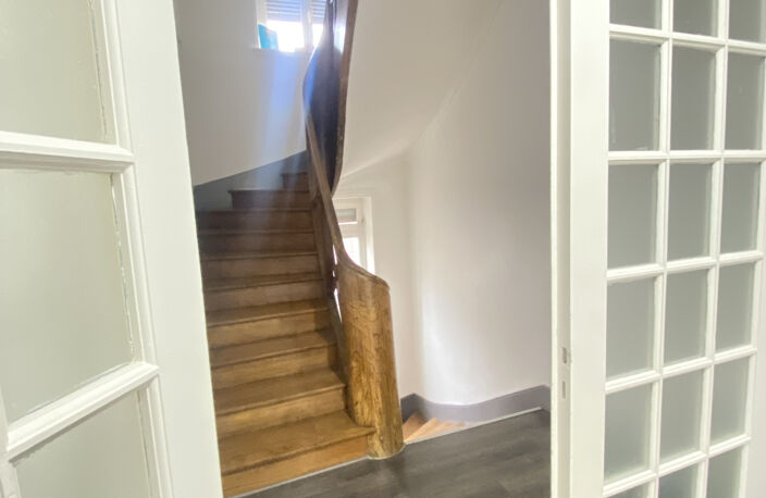 Maison de ville à vendre à CHARLIEU de 182.50m2 offrant 4 ch — photo 2