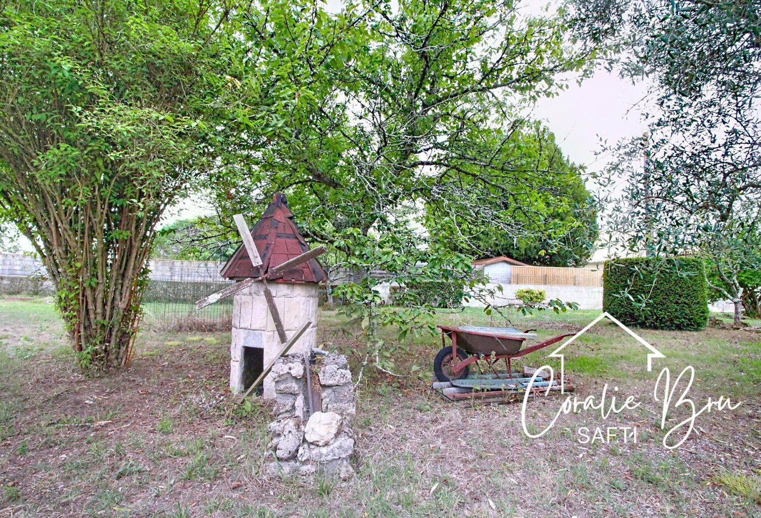 Maison en pierre - 4 chambres sur beau terrain clôt — photo 1