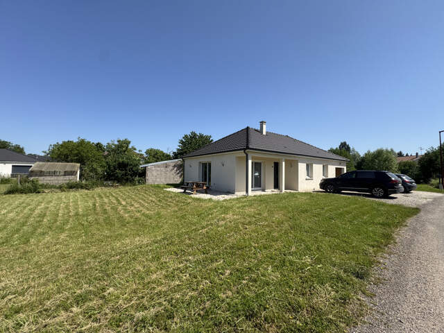 Vente jolie maison plain-pied de 2020  sur 817 m2 de terrain — photo du bien