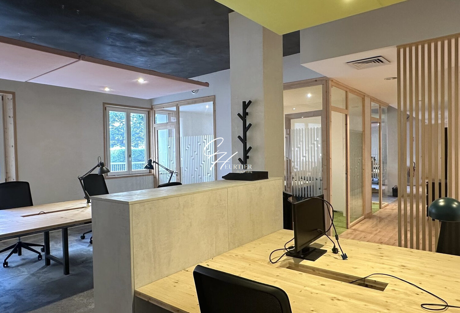 BUREAUX À VENDRE - 150 m² ENTIÈREMENT RÉNOVÉS - GRENOBLE CE — photo 1