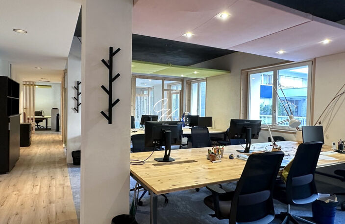 BUREAUX À VENDRE - 150 m² ENTIÈREMENT RÉNOVÉS - GRENOBLE CE — photo 2