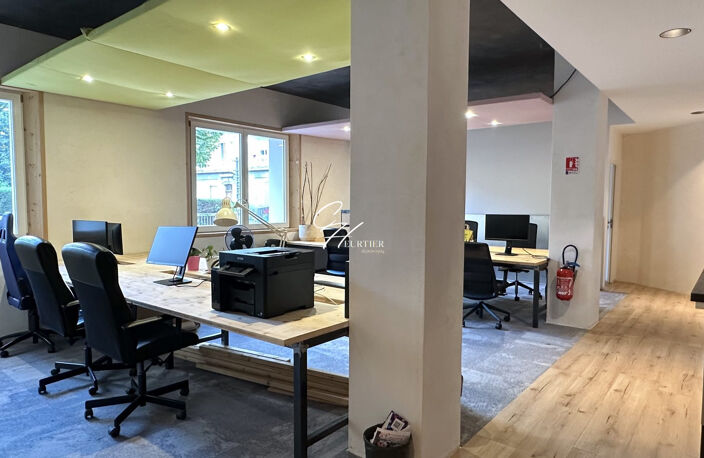 BUREAUX À VENDRE - 150 m² ENTIÈREMENT RÉNOVÉS - GRENOBLE CE — photo 3