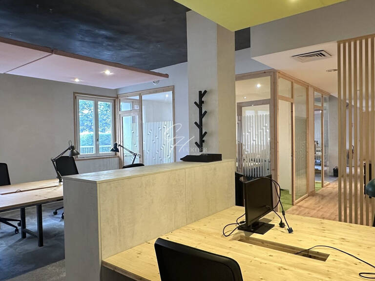 BUREAUX À VENDRE - 150 m² ENTIÈREMENT RÉNOVÉS - GRENOBLE CE — photo 1
