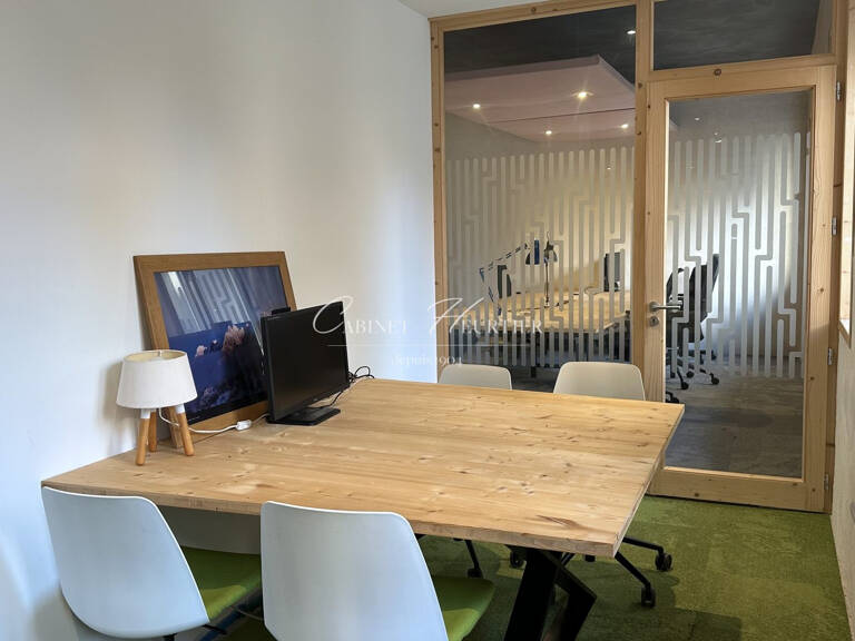BUREAUX À VENDRE - 150 m² ENTIÈREMENT RÉNOVÉS - GRENOBLE CE — photo 1