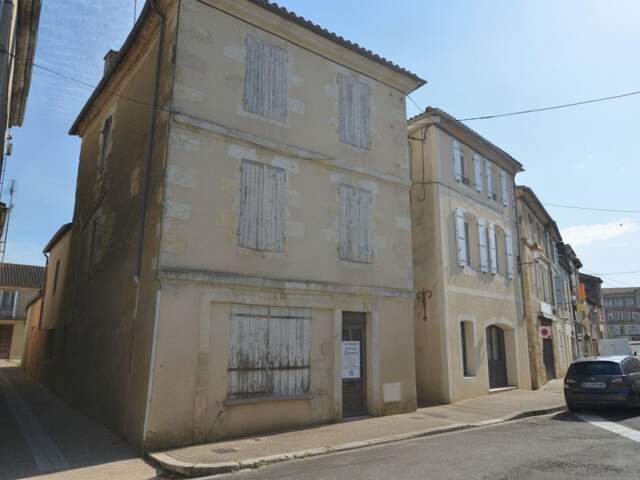 Exclusivité: immeuble (maison à usage d'habitation avec garage et cour de 25m²) à rénover entièrement au coeur de la ville de Condom dans le Gers — photo du bien