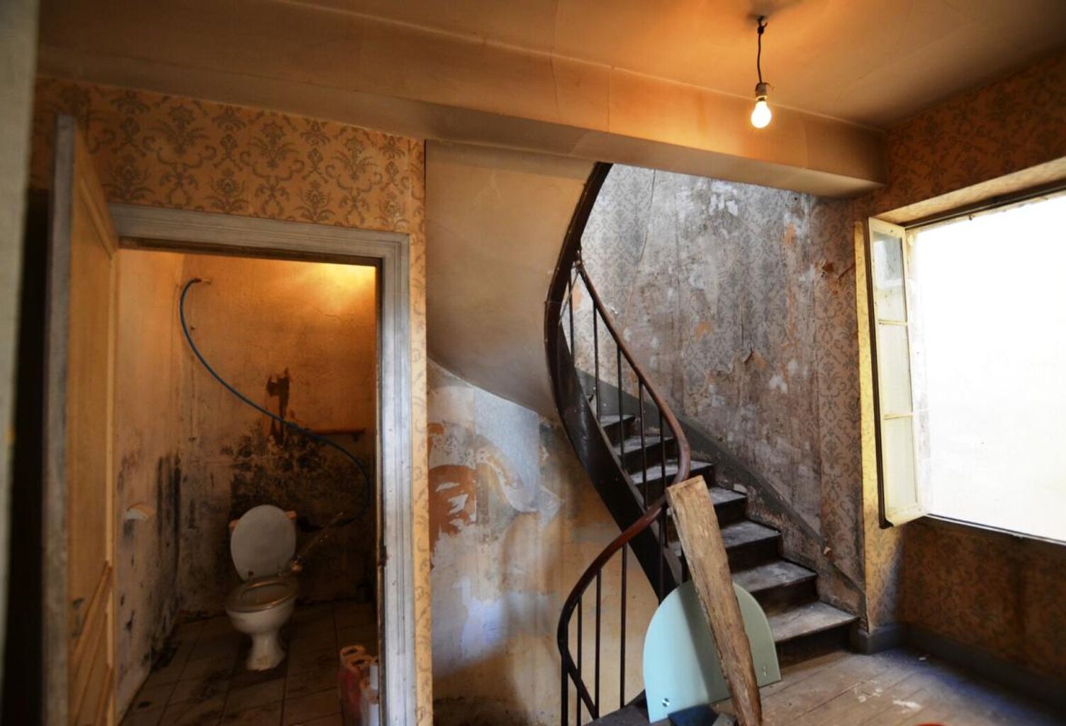 Exclusivité: immeuble (maison à usage d'habitation avec garage et cour de 25m²) à rénover entièrement au coeur de la ville de Condom dans le Gers — photo 1