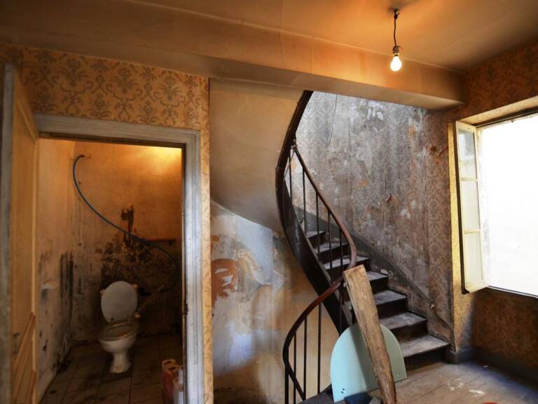 Exclusivité: immeuble (maison à usage d'habitation avec garage et cour de 25m²) à rénover entièrement au coeur de la ville de Condom dans le Gers — photo 1