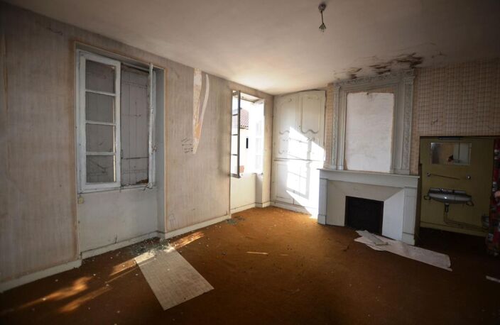 Exclusivité: immeuble (maison à usage d'habitation avec garage et cour de 25m²) à rénover entièrement au coeur de la ville de Condom dans le Gers — photo 2
