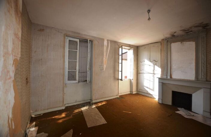 Exclusivité: immeuble (maison à usage d'habitation avec garage et cour de 25m²) à rénover entièrement au coeur de la ville de Condom dans le Gers — photo 3