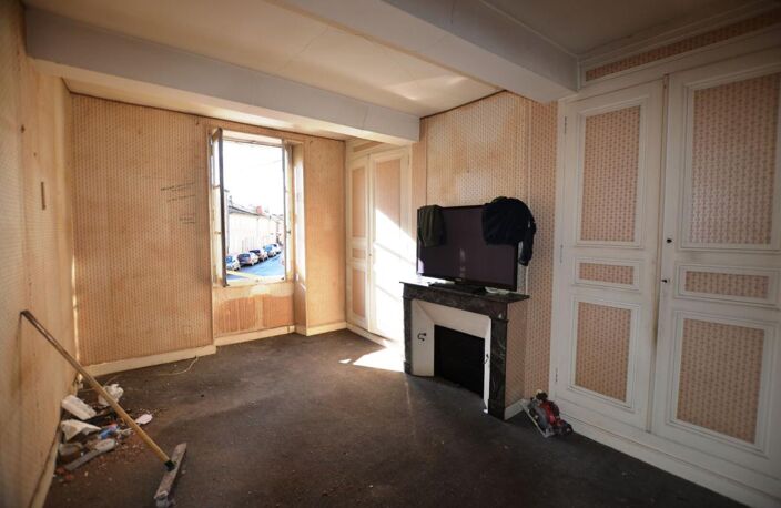 Exclusivité: immeuble (maison à usage d'habitation avec garage et cour de 25m²) à rénover entièrement au coeur de la ville de Condom dans le Gers — photo 4