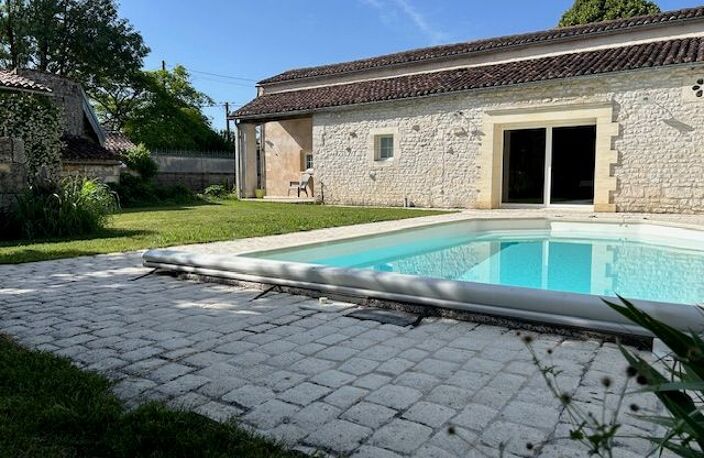 Romegoux, belle charentaise rénovée avec jardin, piscine et dépendance — photo 2
