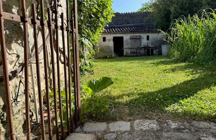 Romegoux, belle charentaise rénovée avec jardin, piscine et dépendance — photo 3