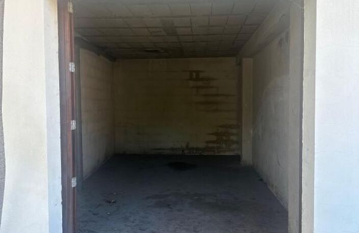 Box fermé + Place de stationnement privative / Village de Saint Jérome 13013 — photo 2